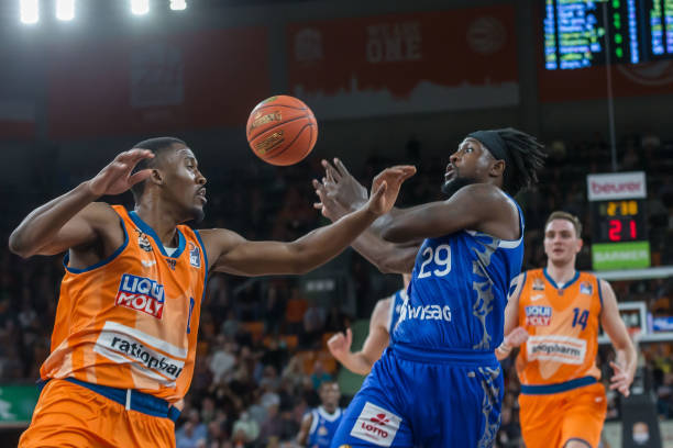 将球分给埋 将球分给埋